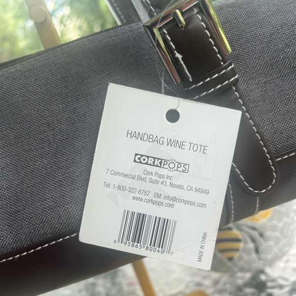 NWT-“At your service” wine bottle  cooler/Duffel Bag. - Picture 4 of 5